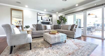 Dockside Daydreams, Cozy, Canal Front with Pool