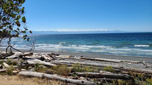 Beach nearby, beach towels - Escape to SEASCAPES on Texada Island!! (Gillies Bay)
