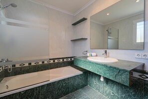 Ensemble baignoire-douche, bidet, serviettes fournies