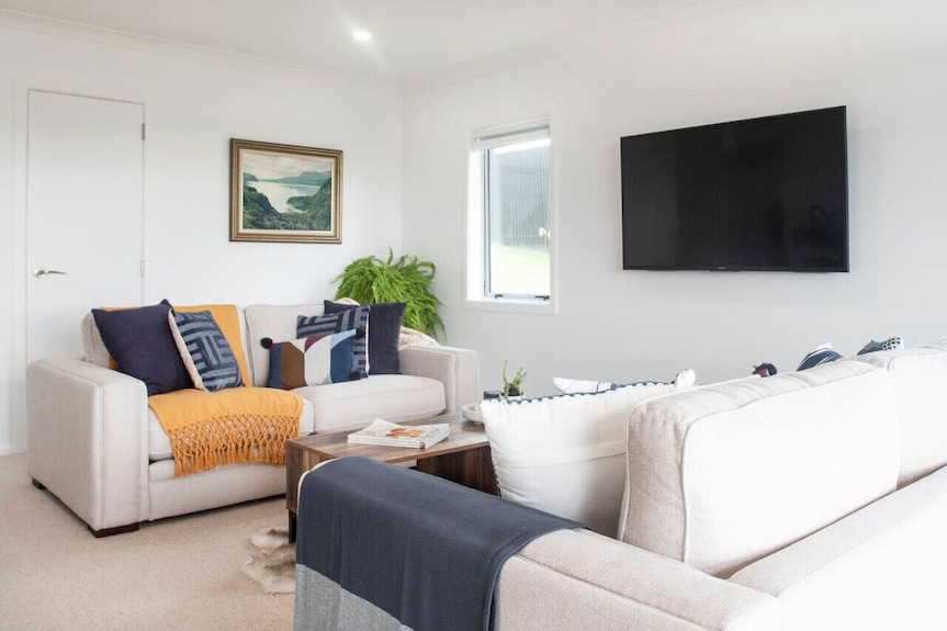 Poolside Stay With City Views | Close To The Redwoods For Forest Adventures - Rotorua