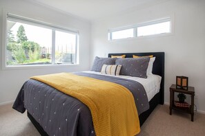 2 عدّة غرف نوم ومكواة/لوح كي وواي فاي وملاءات أسرّة