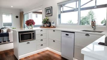 Jääkaappi, mikroaaltouuni, uuni, liesi