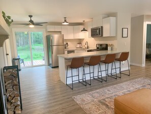 Fridge, microwave, oven, stovetop - Skyline Suites, Soldotna, AK - Close to Sports complex and Tsalteshi trails (Soldotna)