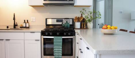 Frigorífico, microondas, horno y placa de cocina