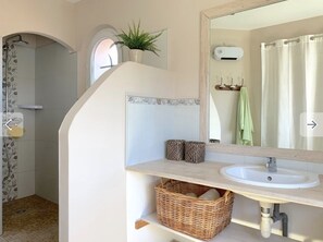Douche, séchoir à cheveux, bidet, serviettes fournies