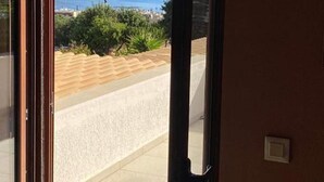A room with a view of the sea and a mountain. - Villa Elounda Blue in Plaka (Agios Nikolaos)