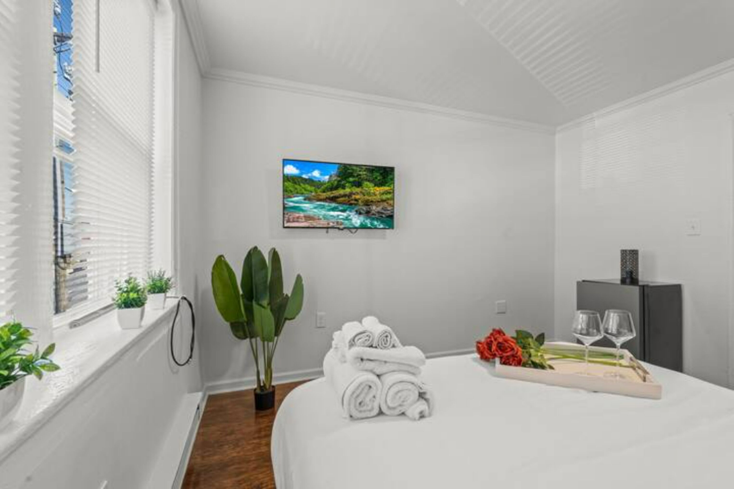 2 phòng ngủ, nệm cao su hoạt tính (memory foam) 