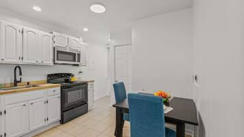 Apartemen Comfort | 2 kamar tidur, busa memori, Wi-Fi gratis, dan seprai linen