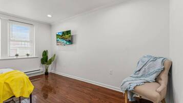 2 phòng ngủ, nệm cao su hoạt tính (memory foam)