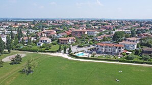 A residential area with houses, a swimming pool, and a green park. - Appartamento Brema in Sirmione (Sirmione)