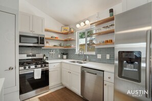 Geladeira, micro-ondas, fogão, cooktop