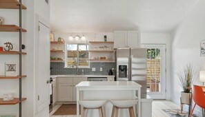 Réfrigérateur, four à micro-ondes, un four, surface de cuisson