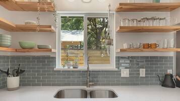 Kjøleskap, mikrobølgeovn, ovn og kokeplater