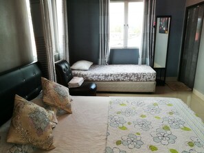 1 dormitorio, tabla de planchar con plancha, wifi y ropa de cama