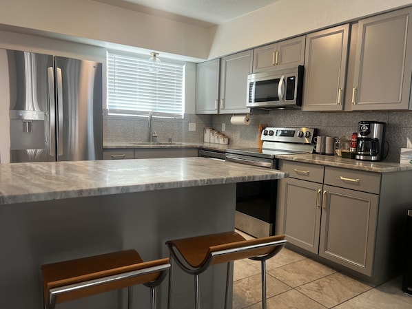 Fridge, microwave, oven, stovetop - Modern 1/2 Duplex in Sierra Vista (Sierra Vista)