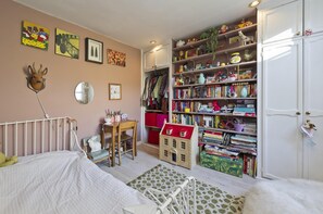 Unclassified image, 2 of 16, button - Shepherd s Bush Hideaway (London)