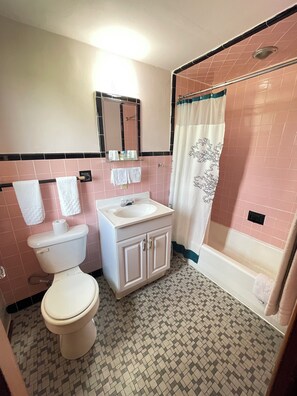 Quarto casal standard, 2 camas de casal, para não fumantes | Banheiro | Toalhas de banho, sabonete, shampoo, papel higiênico