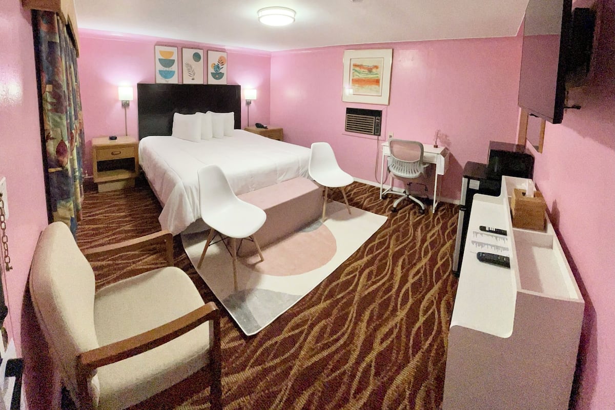 Deluxe Single Room, 1 King Bed, Non Smoking | Individually decorated, free WiFi, bed sheets