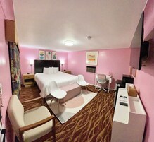 Deluxe Single Room, 1 King Bed, Non Smoking | Individually decorated, individually furnished, desk, laptop workspace