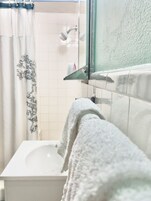 Standard Double Room, 2 Double Beds, Non Smoking | Bathroom | Towels, soap, shampoo, toilet paper