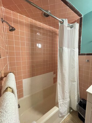 Standard-dobbeltværelse - 2 dobbeltsenge - ikke-ryger | Badeværelse | Håndklæder, Sæbe, Shampoo, Toiletpapir