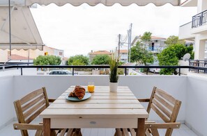 Outdoor dining - Summer family retreat (Skioni)