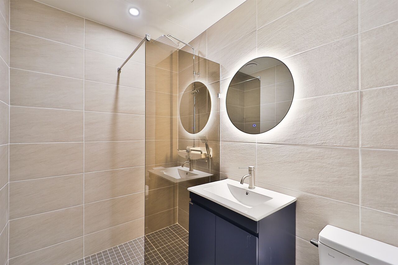 Amenidades de baño gratuitas, secadora de cabello, batas, pantuflas 