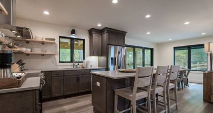 Hemlock Cottage in Pisgah Forest - Pet Friendly