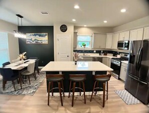 Kahvin-/teenkeitin, tehosekoitin, keittoastiat/astiat/ruokailuvälineet