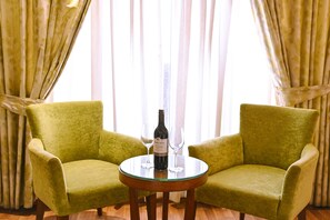 Chambre Deluxe double | Fer et planche à repasser, accès au Wi-Fi (inclus), literie fournie