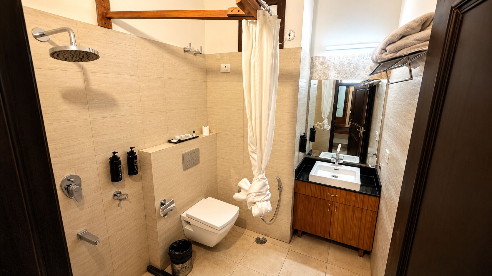 Ein modernes Badezimmer mit Dusche, Toilette, Waschbecken und Waschtisch.