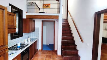 Kühlschrank, Ofen, Herdplatte, Wasserkocher mit Kaffee-/Teezubehör