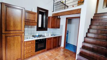 Kühlschrank, Ofen, Herdplatte, Wasserkocher mit Kaffee-/Teezubehör