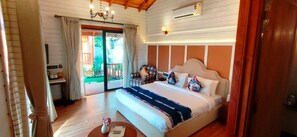 Luxury Suite | Premium bedding, in-room safe, free WiFi, bed sheets - (Baga)