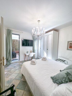 1 habitación, caja de seguridad en la habitación y escritorio 