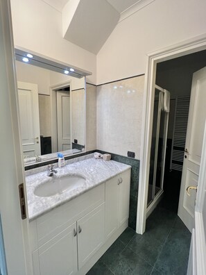 Dusche, Haartrockner, Bidet, Handtücher