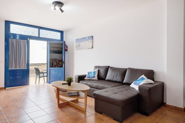 TV, stereo - Vacation Home 'Apartamento Callao, La Graciosa' with Sea View and Wi-Fi (Caleta de Sebo)