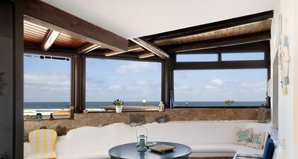 Casa de vacaciones 'Bungalow Famara, Lanzarote' con vistas al mar, terraza privada y Wi-Fi