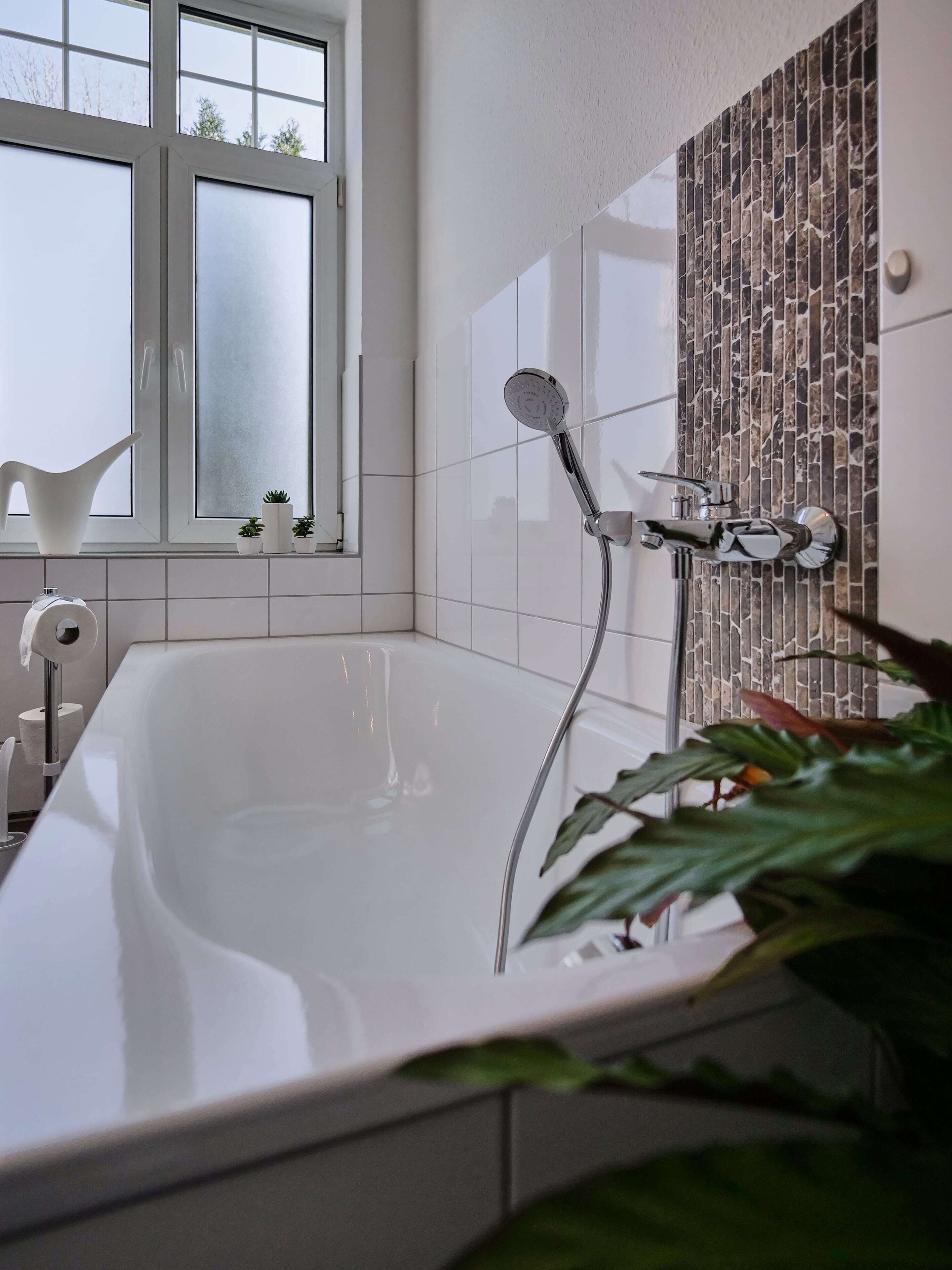 Een haardroger, handdoeken, zeep, shampoo