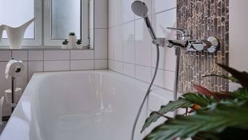 Haartrockner, Handtücher, Seife, Shampoo