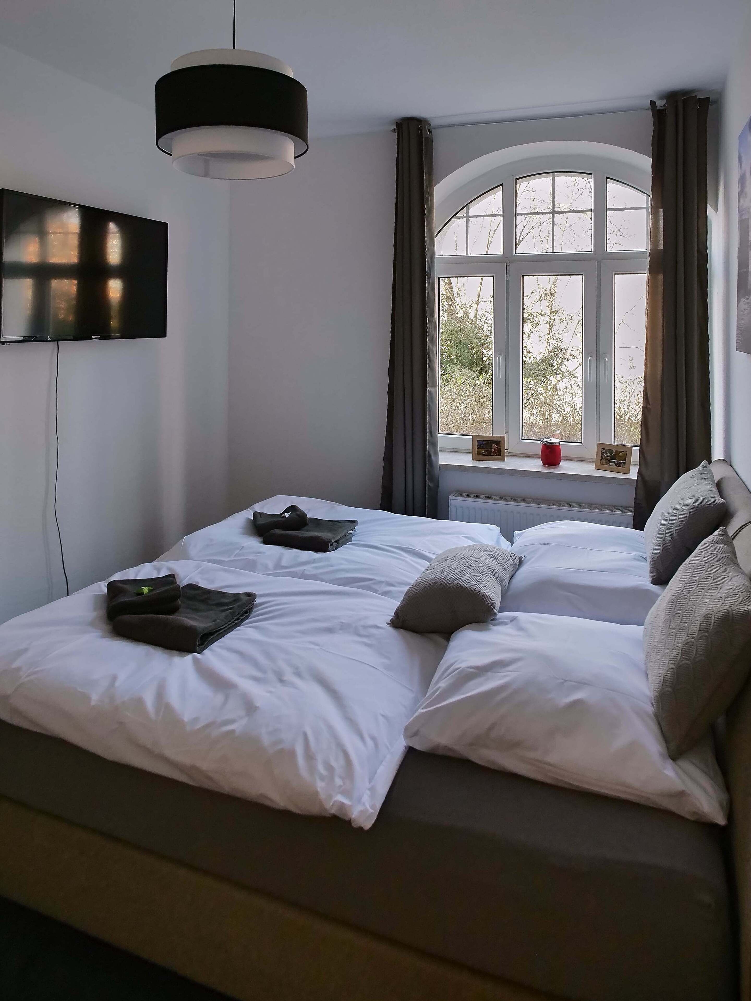 2 habitaciones, tabla de planchar con plancha y cuna de viaje 