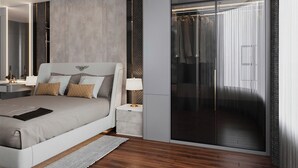 Quarto moderno com cama, mesas de cabeceira, guarda-roupa e um espelho grande.
