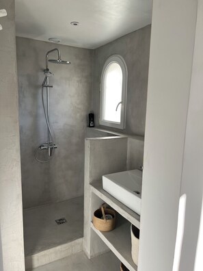 Douche, sèche-cheveux