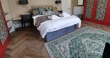 Ground floor Spacious double bed room, free parking close to seafront.