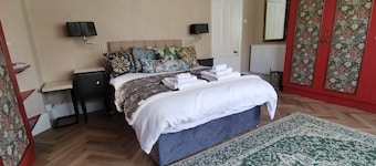 Ground floor Spacious double bed room, free parking close to seafront.