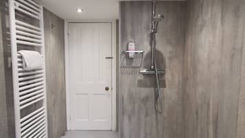 Douche, sĂšche-cheveux, serviettes fournies, savon