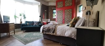 Ground floor Spacious double bed room, free parking close to seafront.