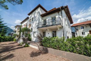 Exterior - Apartment 'Ansitz Layshof  Erlebach' with Mountain View, Shared Garden and Wi-Fi (Merano)