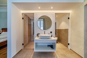 Bathtub, hair dryer, towels - Apartment 'Ansitz Layshof  Erlebach' with Mountain View, Shared Garden and Wi-Fi (Merano)