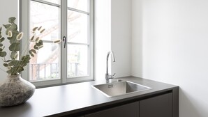 A kitchen with a window, a sink, and a vase with plants. - Apartment 'Ansitz Layshof Apt Hauskapelle' with Mountain View, Shared Garden and Wi-Fi (Merano)